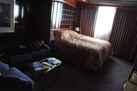 Nossa espaçosa cabine, com quarto e até uma pequena sala, no Sea Spirit, navio que nos leva até a Antártida